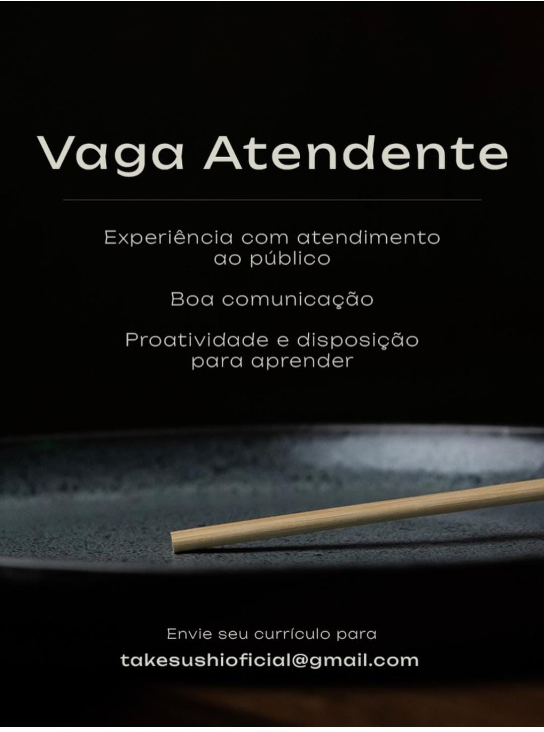 Atendente sorrindo enquanto presta atendimento ao público no balcão