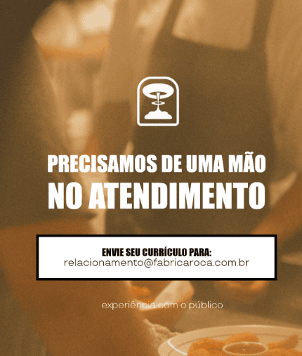 Profissional trabalhando no atendimento ao público da Fábrica Roca em Pelotas