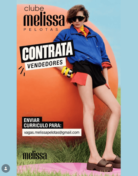 Vendedora sorrindo na loja do Clube Melissa em Pelotas